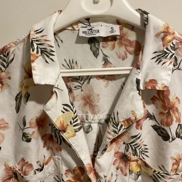 ❗2/$10❗Hollister button down floral shirt - Picture 5 of 8